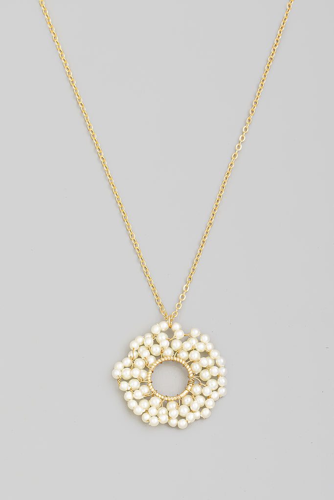 Necklace with Round Pearl Pendant in Gold